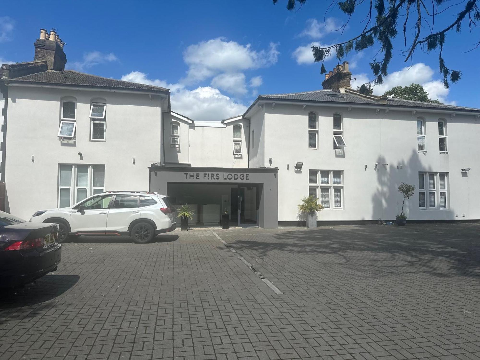 Oyo Firs Lodge London Heathrow Гаунслоу Екстер'єр фото