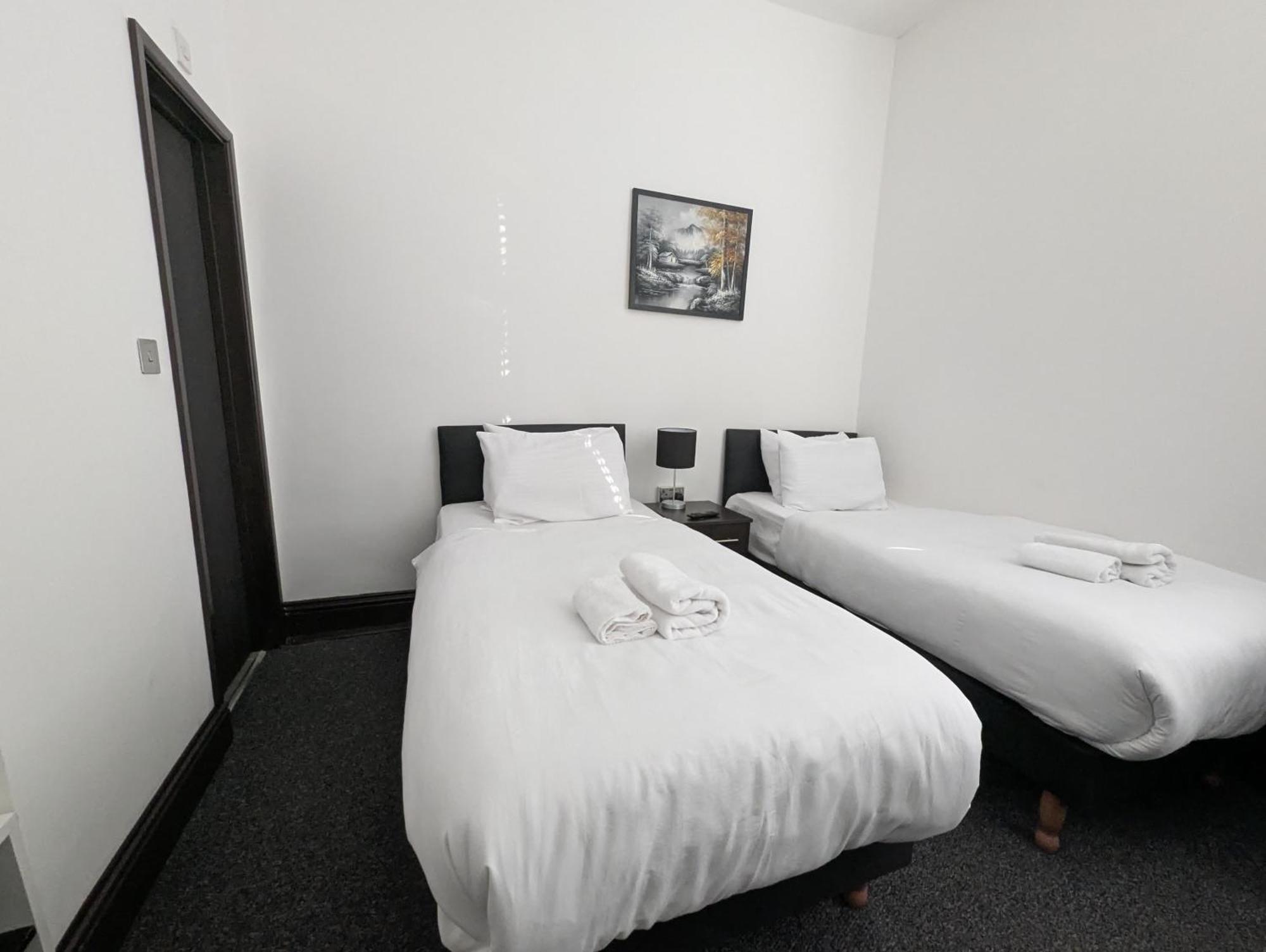 Oyo Firs Lodge London Heathrow Гаунслоу Екстер'єр фото