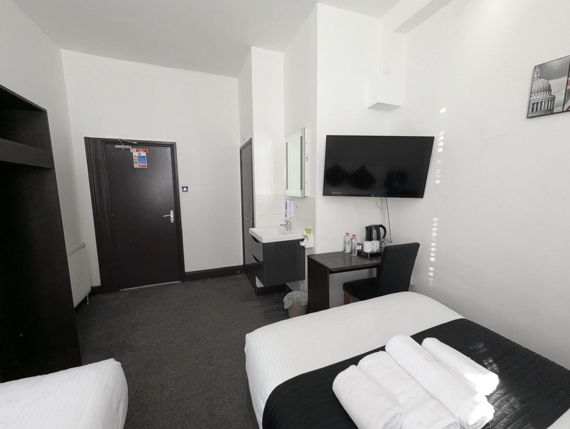 Oyo Firs Lodge London Heathrow Гаунслоу Екстер'єр фото