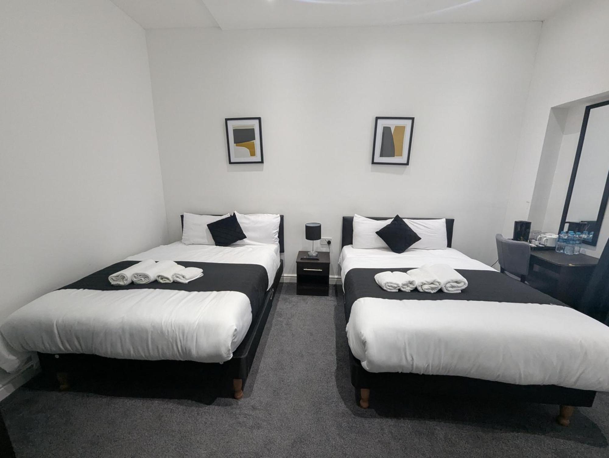 Oyo Firs Lodge London Heathrow Гаунслоу Екстер'єр фото