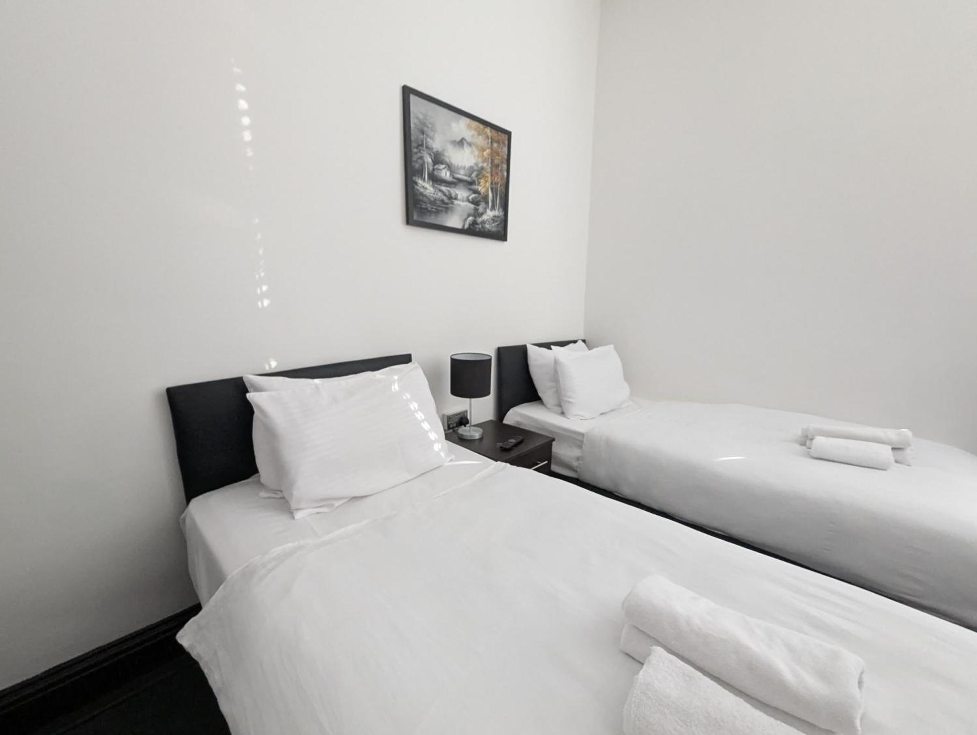 Oyo Firs Lodge London Heathrow Гаунслоу Екстер'єр фото