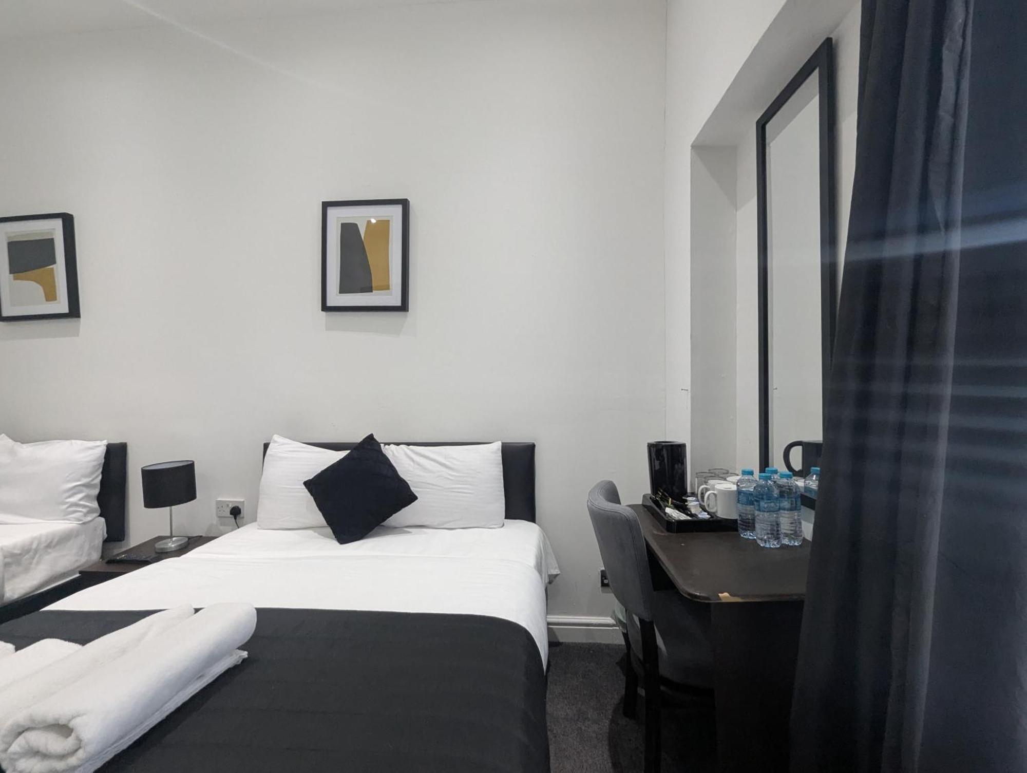 Oyo Firs Lodge London Heathrow Гаунслоу Екстер'єр фото