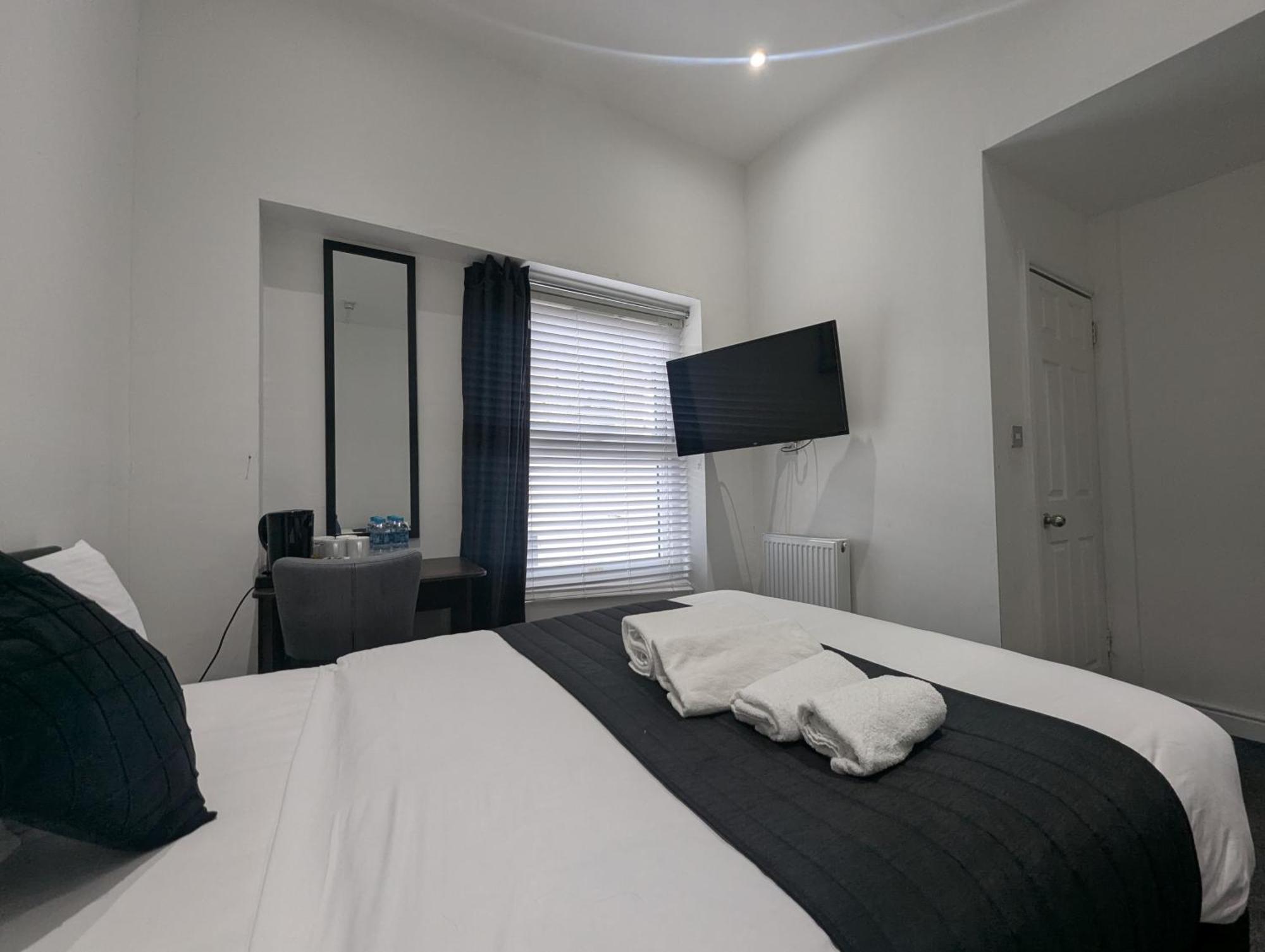 Oyo Firs Lodge London Heathrow Гаунслоу Екстер'єр фото