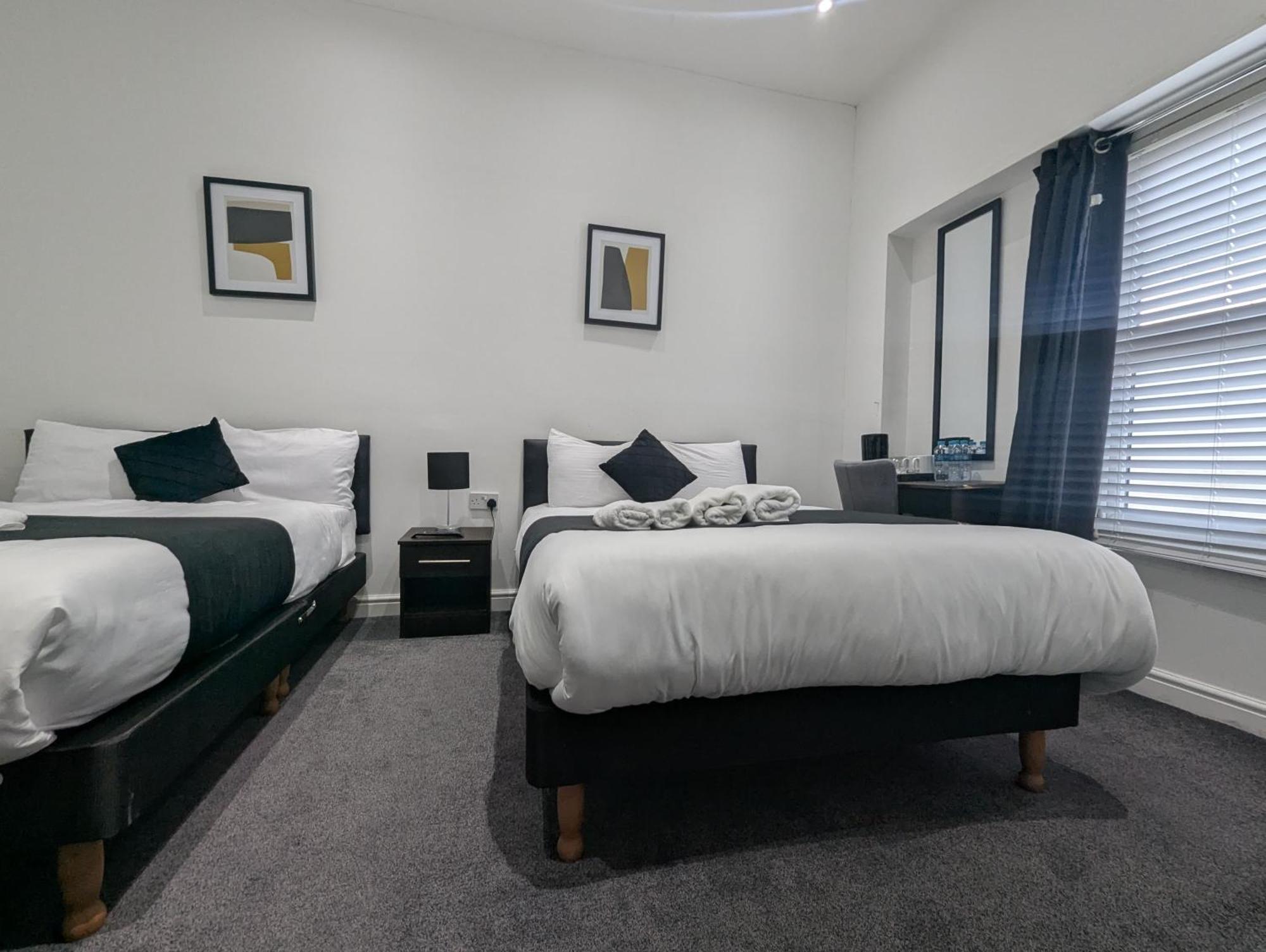 Oyo Firs Lodge London Heathrow Гаунслоу Екстер'єр фото