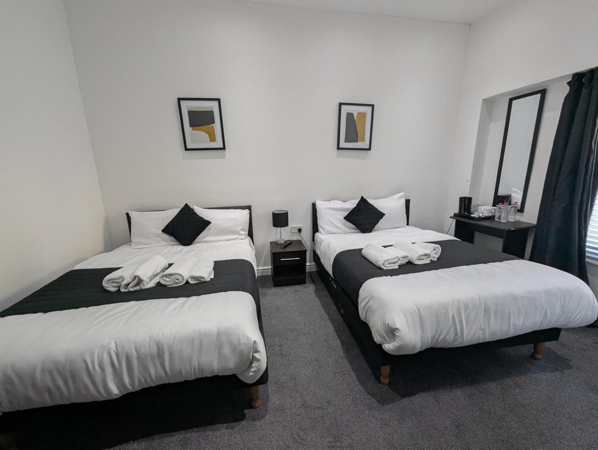 Oyo Firs Lodge London Heathrow Гаунслоу Екстер'єр фото