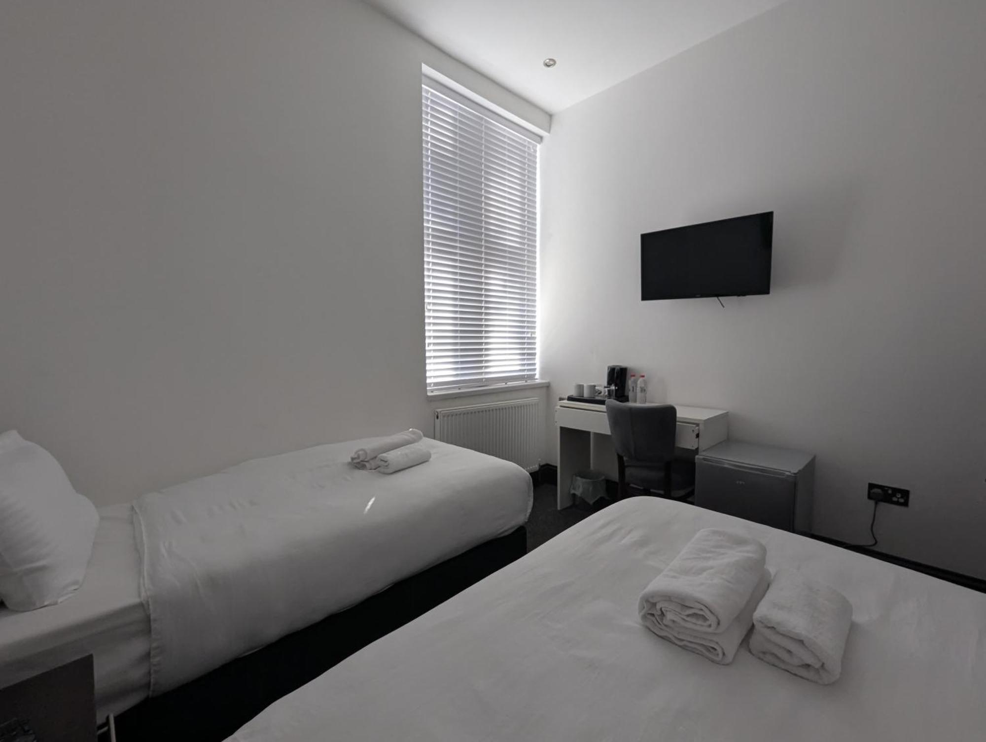 Oyo Firs Lodge London Heathrow Гаунслоу Екстер'єр фото