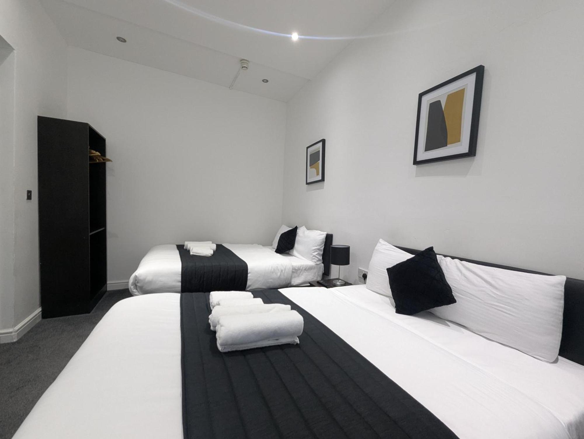 Oyo Firs Lodge London Heathrow Гаунслоу Екстер'єр фото
