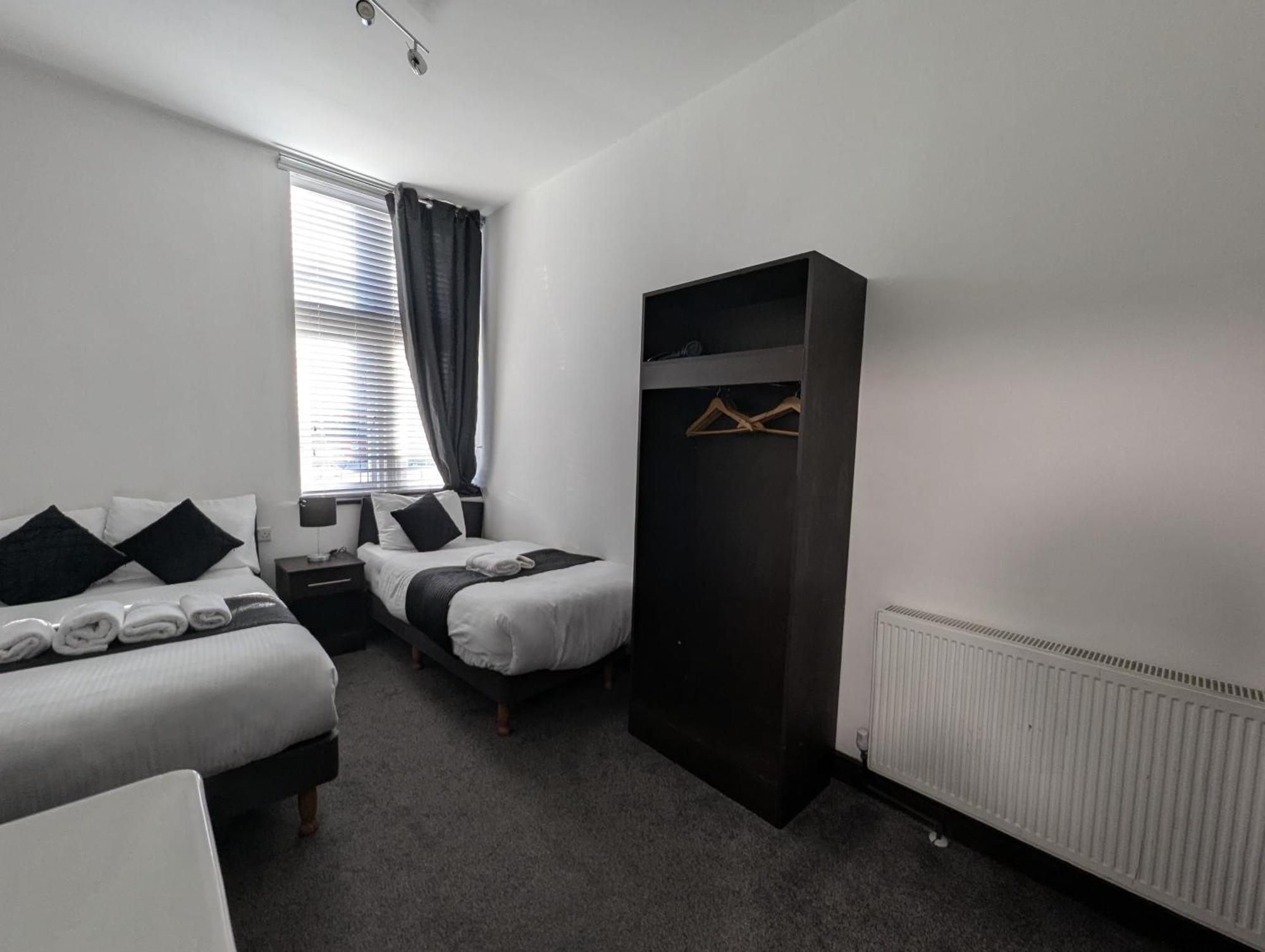 Oyo Firs Lodge London Heathrow Гаунслоу Екстер'єр фото