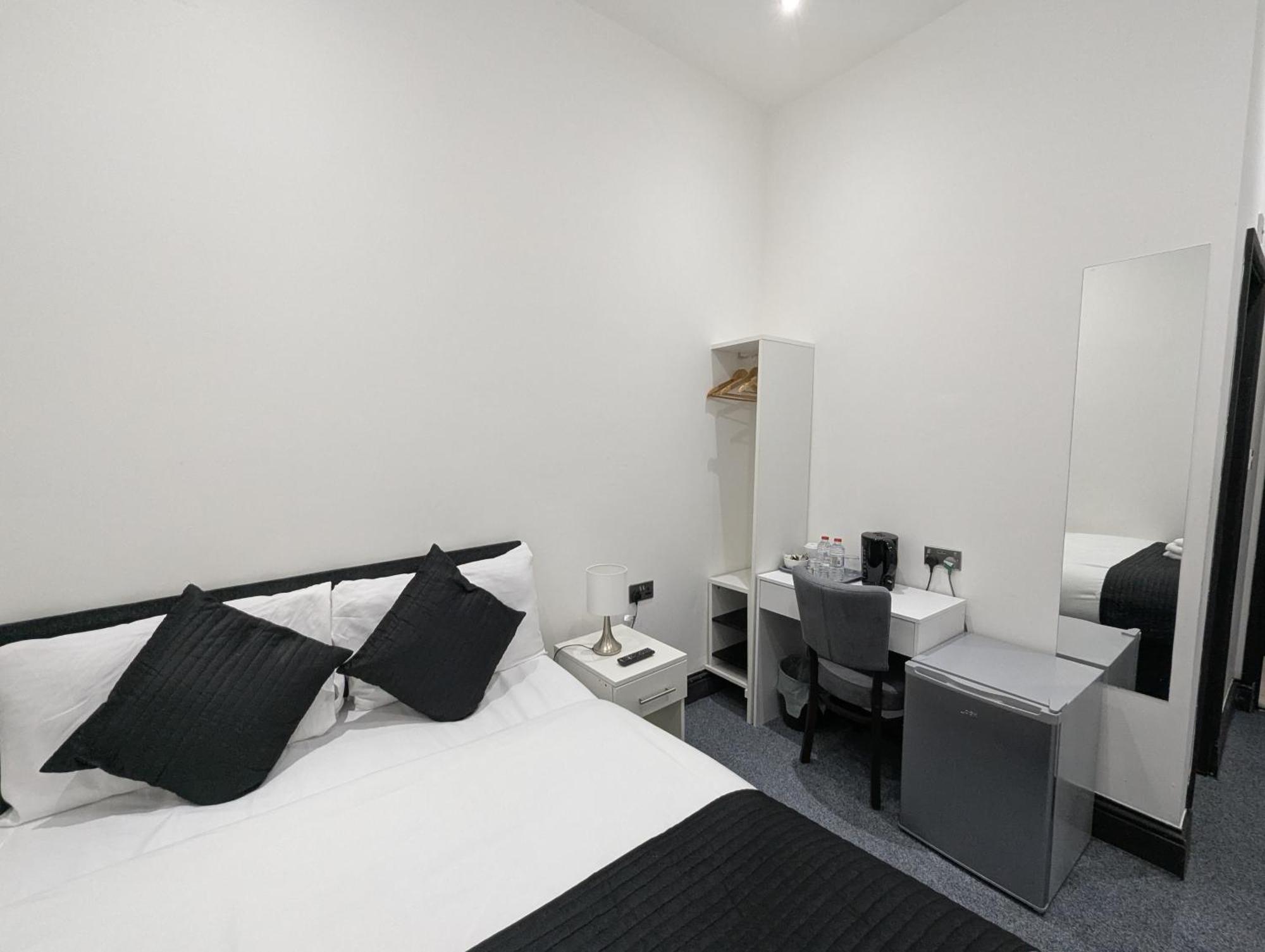 Oyo Firs Lodge London Heathrow Гаунслоу Екстер'єр фото