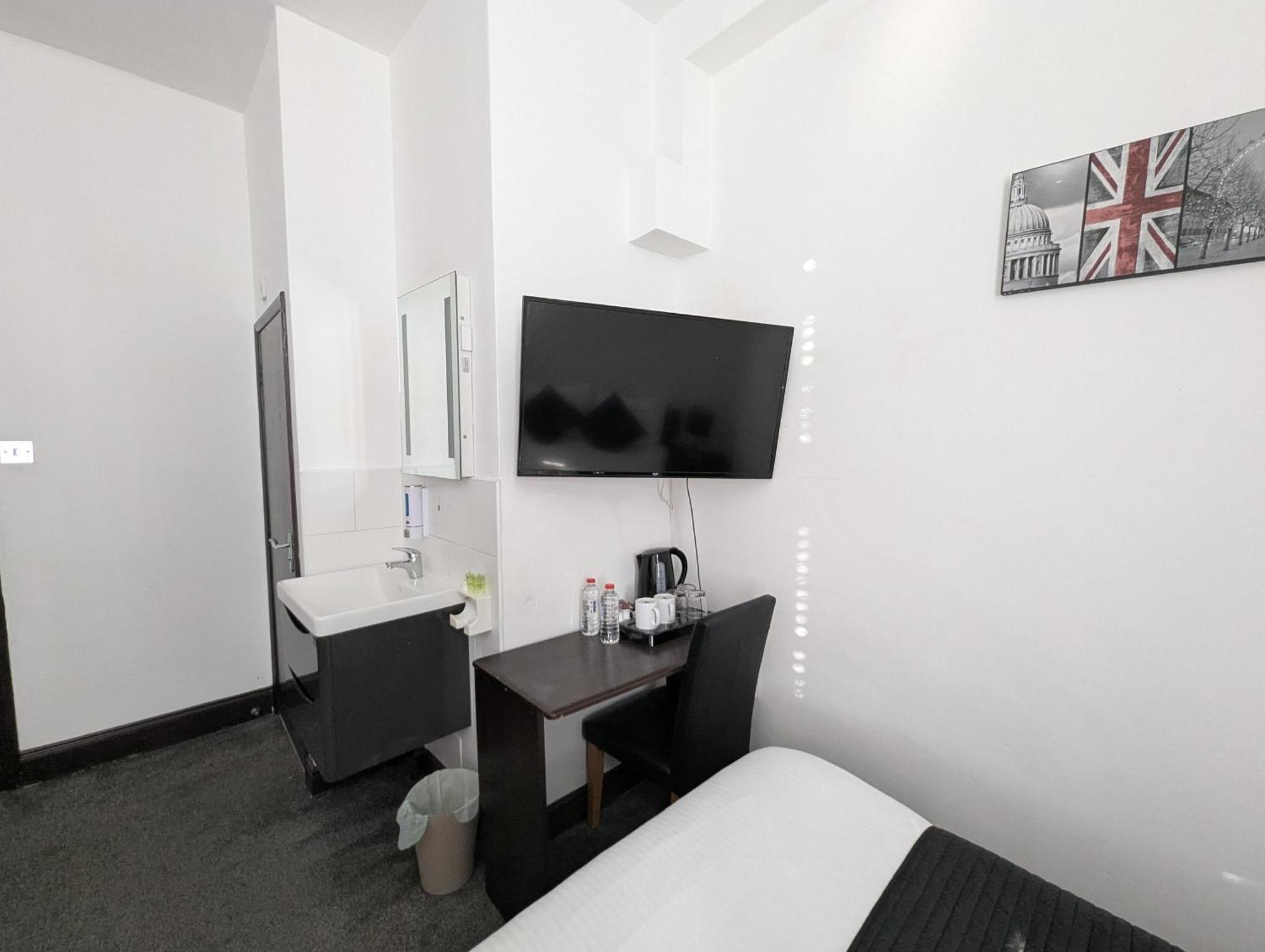 Oyo Firs Lodge London Heathrow Гаунслоу Екстер'єр фото