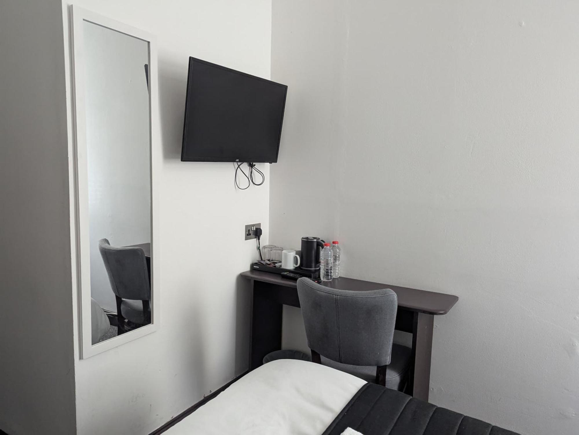 Oyo Firs Lodge London Heathrow Гаунслоу Екстер'єр фото