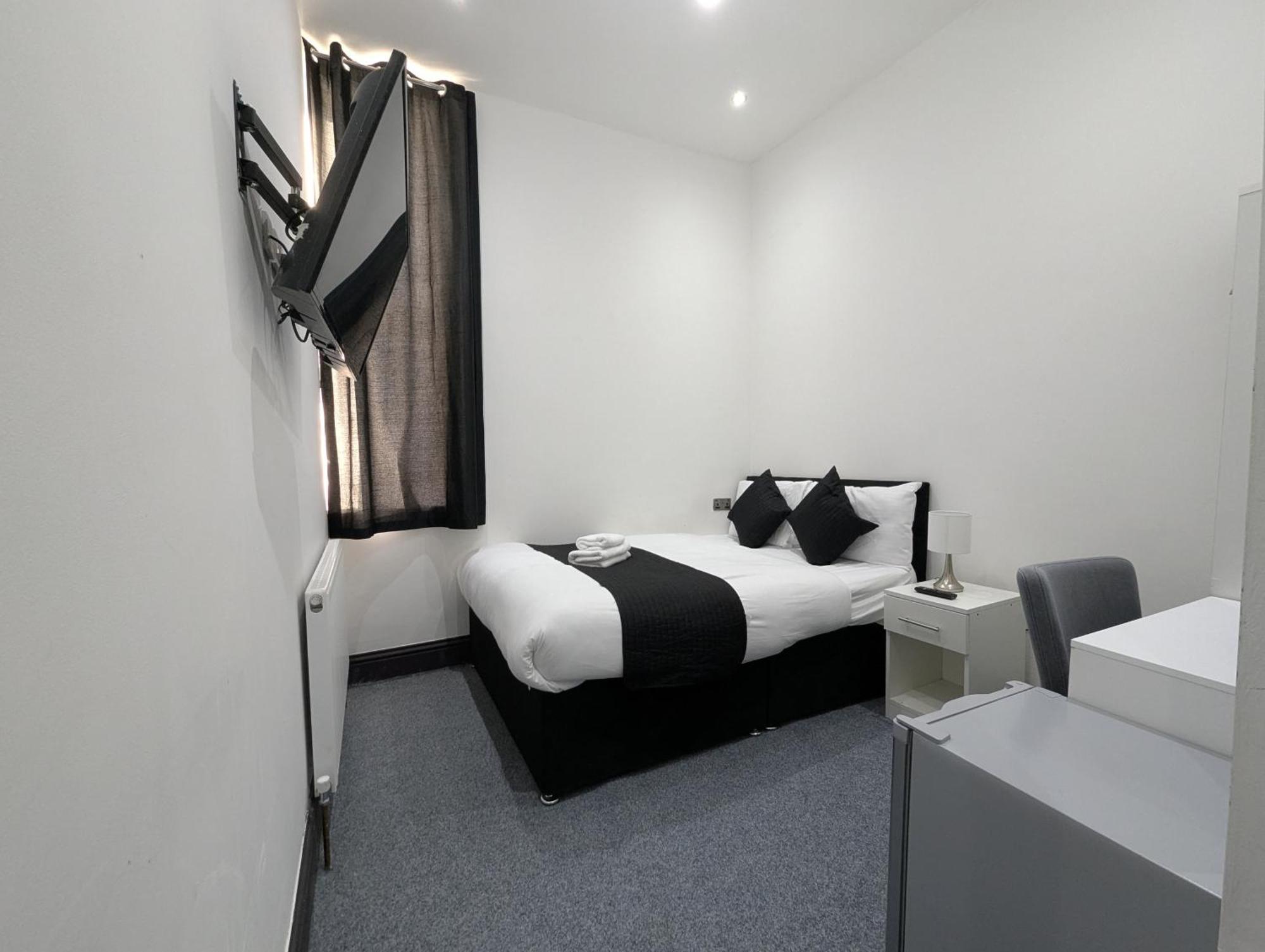 Oyo Firs Lodge London Heathrow Гаунслоу Екстер'єр фото