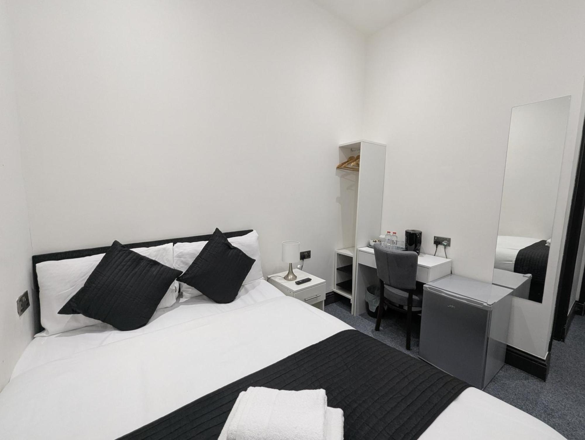 Oyo Firs Lodge London Heathrow Гаунслоу Екстер'єр фото