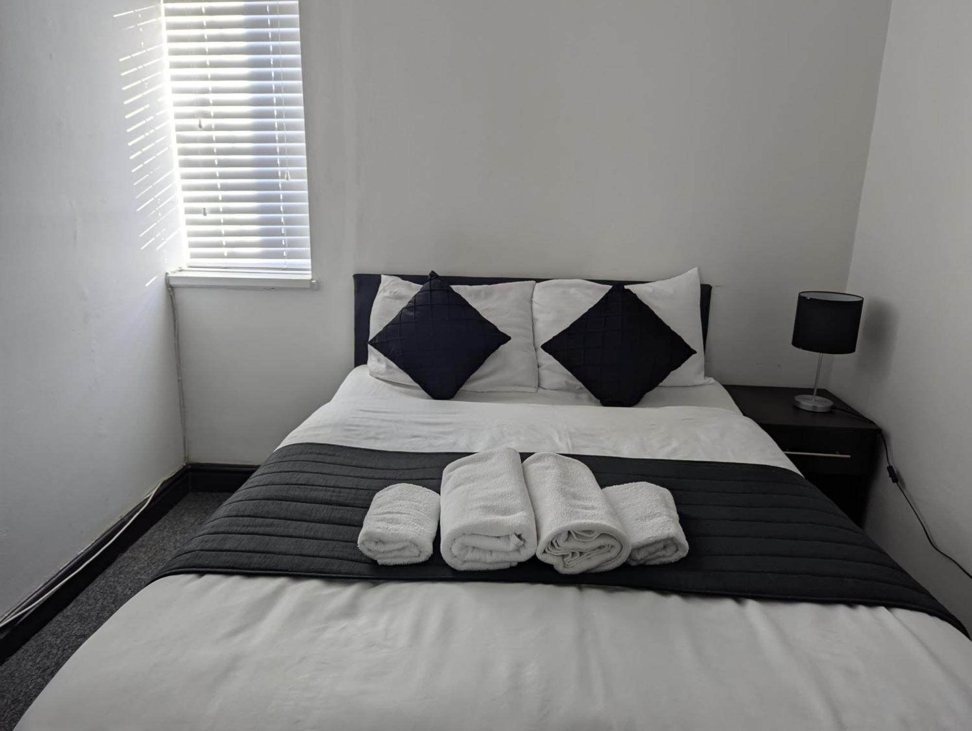 Oyo Firs Lodge London Heathrow Гаунслоу Екстер'єр фото