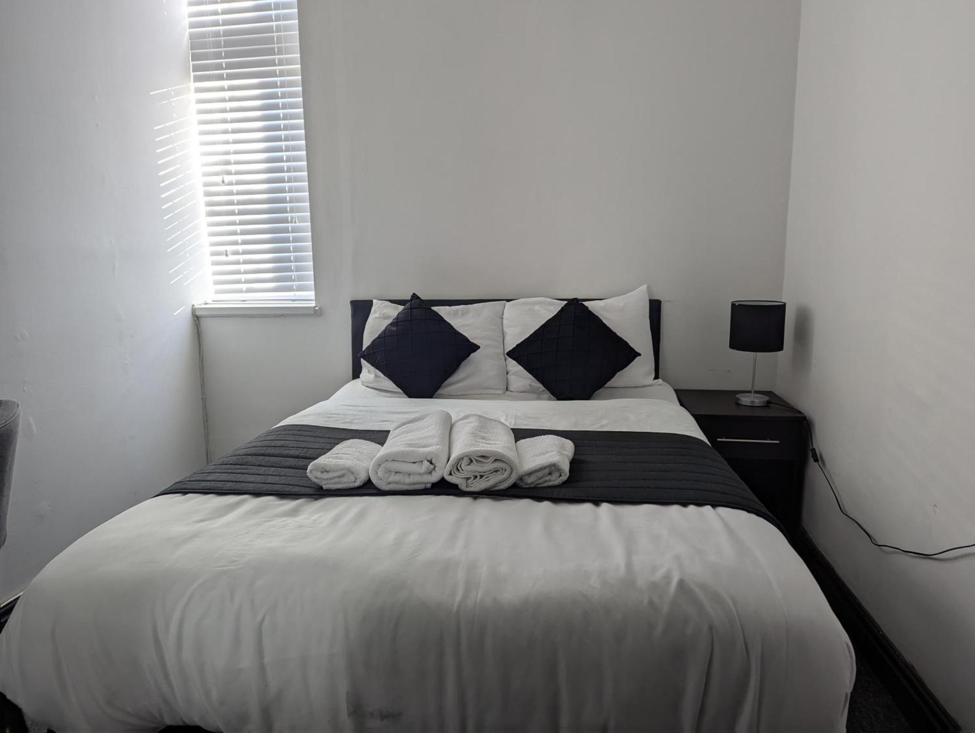 Oyo Firs Lodge London Heathrow Гаунслоу Екстер'єр фото