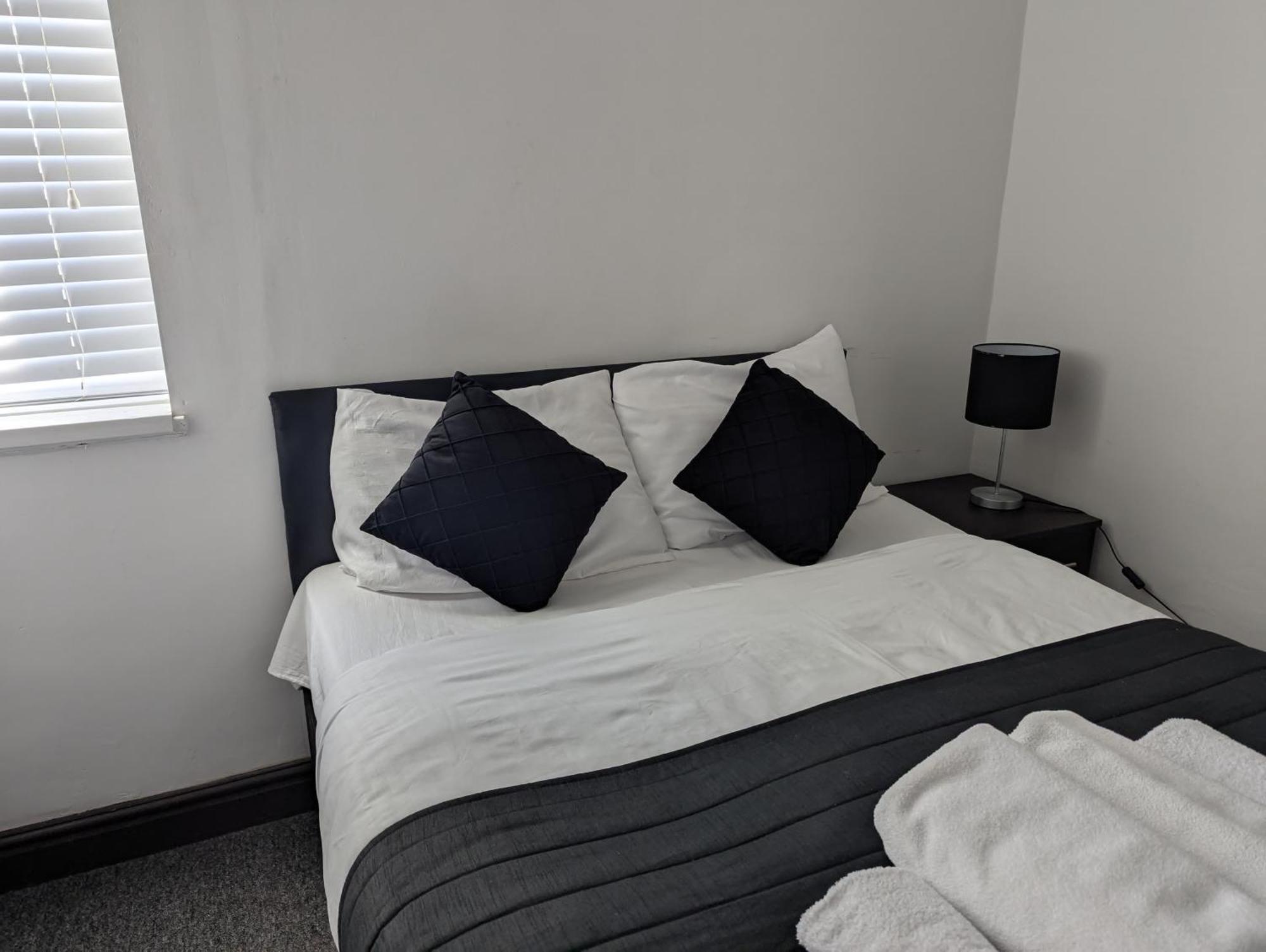 Oyo Firs Lodge London Heathrow Гаунслоу Екстер'єр фото