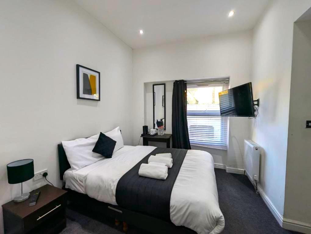 Oyo Firs Lodge London Heathrow Гаунслоу Екстер'єр фото