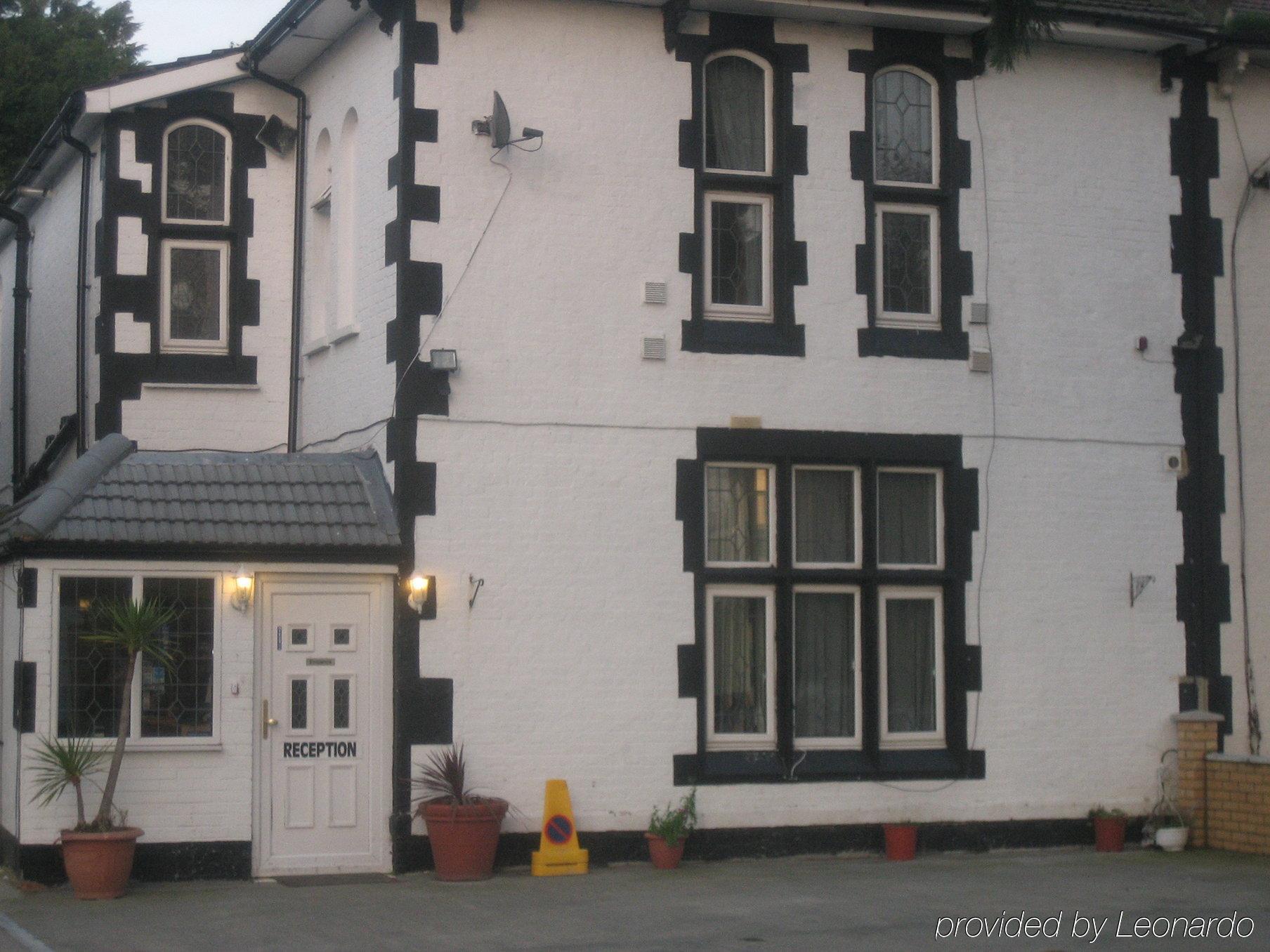 Oyo Firs Lodge London Heathrow Гаунслоу Екстер'єр фото