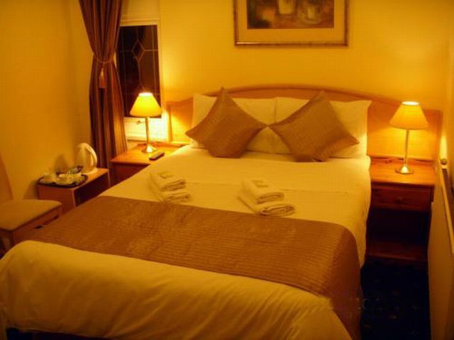 Oyo Firs Lodge London Heathrow Гаунслоу Екстер'єр фото