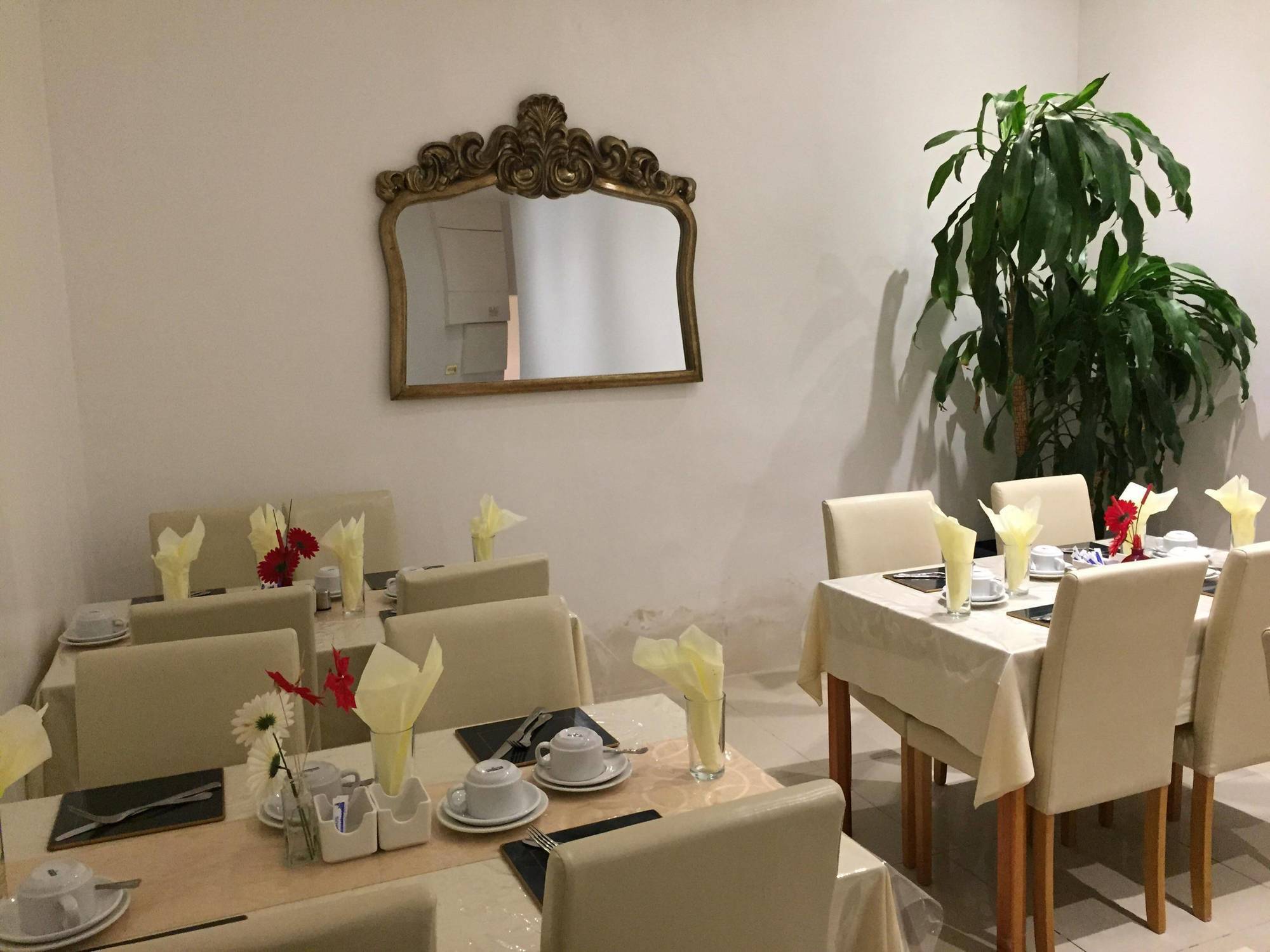 Oyo Firs Lodge London Heathrow Гаунслоу Екстер'єр фото